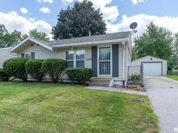 1827 Welshire Dr, Davenport, IA 52806