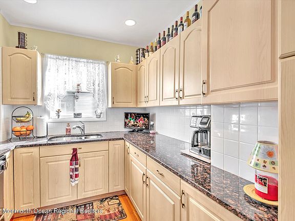5th image of 421 W Lincoln Ave