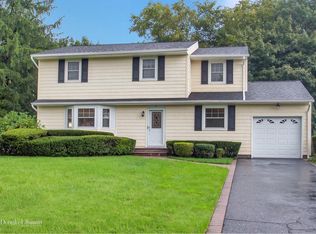 9 Barry Ln, Smithtown, NY 11787