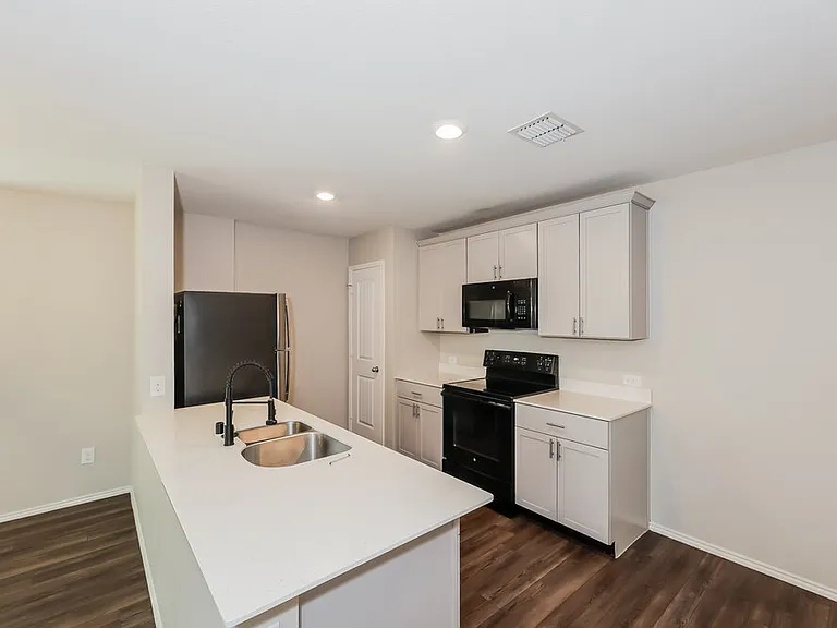 1124 Skyline Dr — Photo 7