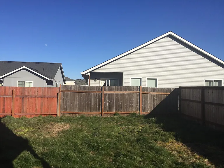 413 NW Viola St — Photo 7
