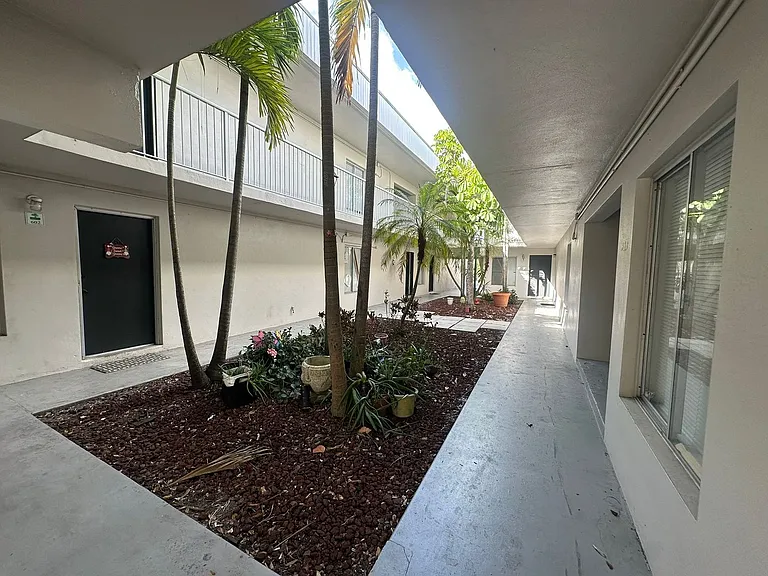 1830 Maravilla Ave #704 — Photo 41
