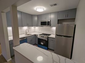 1008 Woodhaven Dr, Edison, NJ