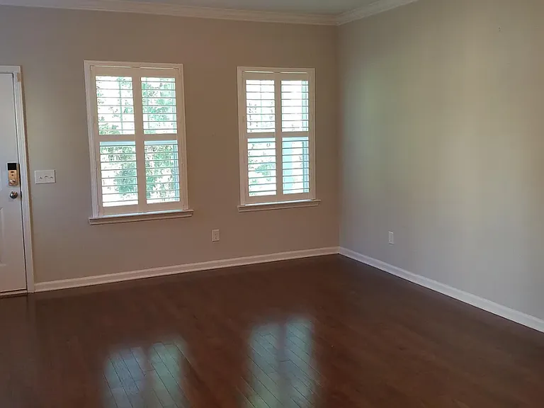 215 Bennett Ln — Photo 5
