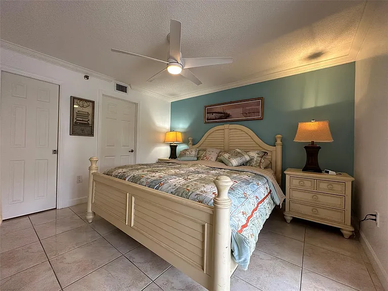 17801 N Bay Rd #212 — Photo 30