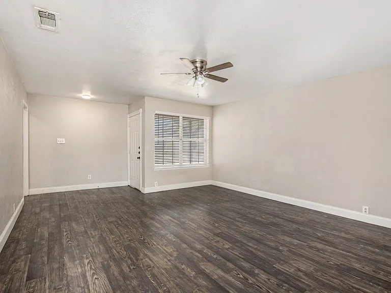 6915 W Cleburne Rd — Photo 4