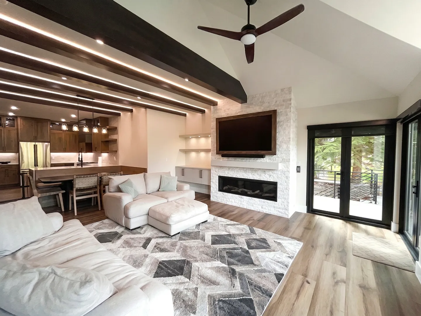 High-End 3BR/2.5 BA. 1/2 Block to Main Street! 5 Minute Walk to Gondola! — Photo 2