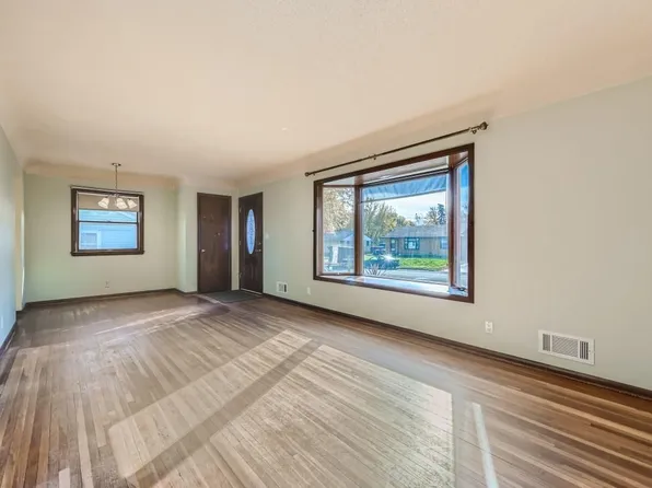 1081 Beatrice St, Eagan, MN 55121