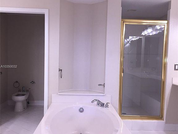 5th image of 10710 NW 66th St APT 313