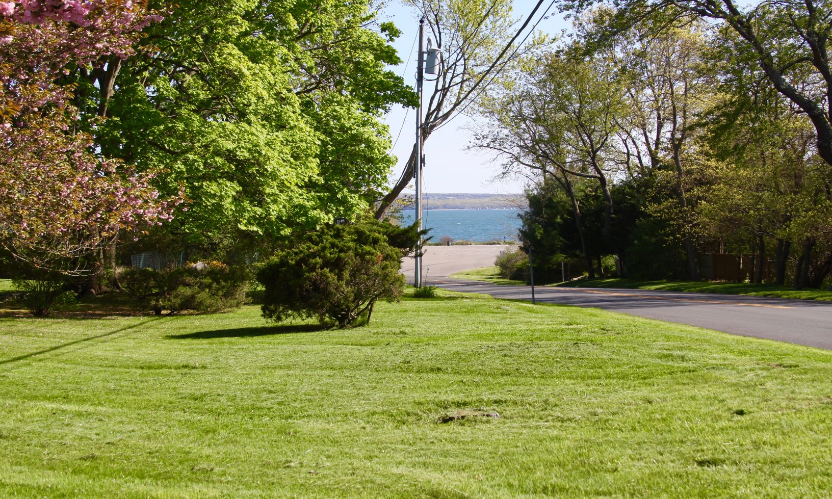  A stone's throw to Wades Beach