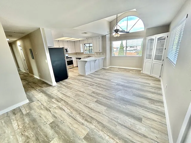 564 Florence St — Photo 4