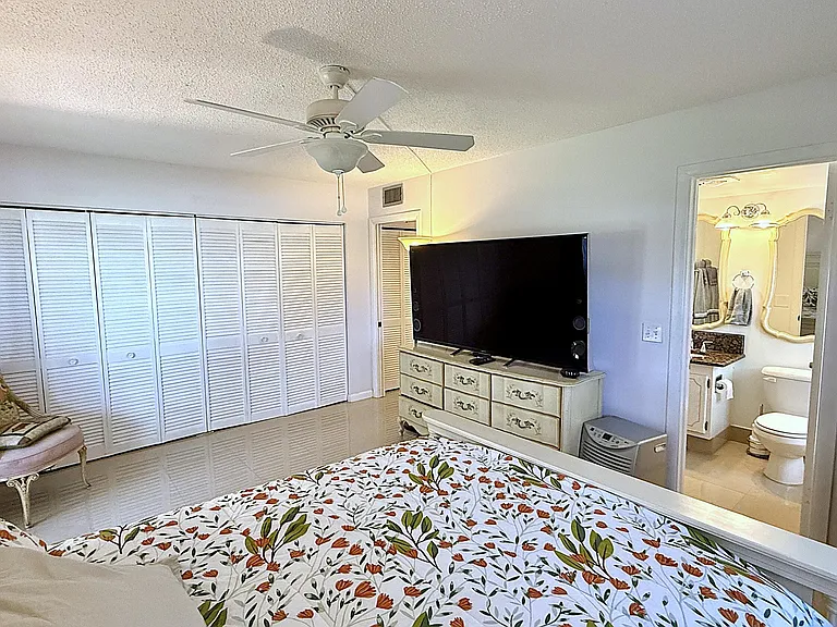 21 Newport B — Photo 21
