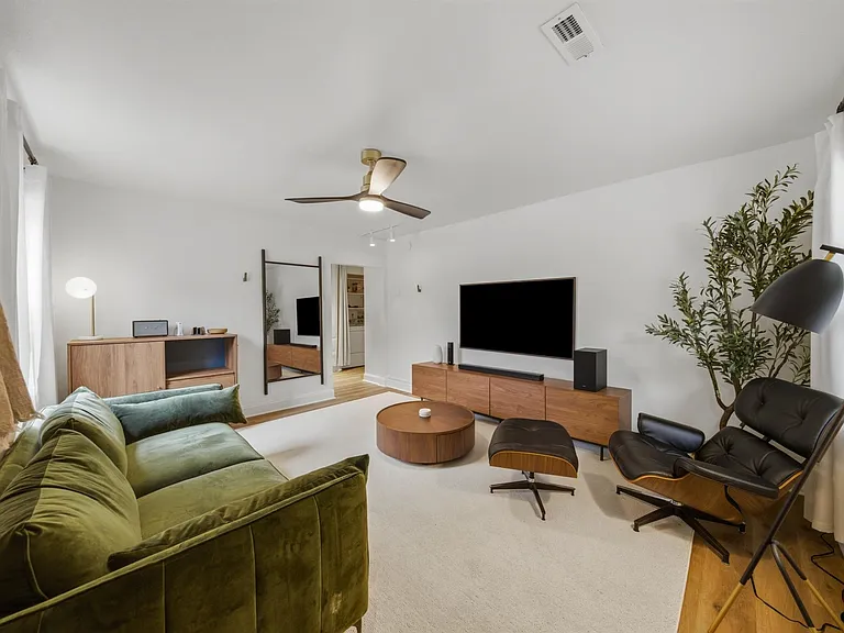 607 Lord Ave #607 — Photo 3