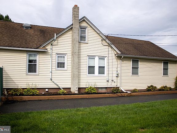 3rd image of 999 W Garden Rd