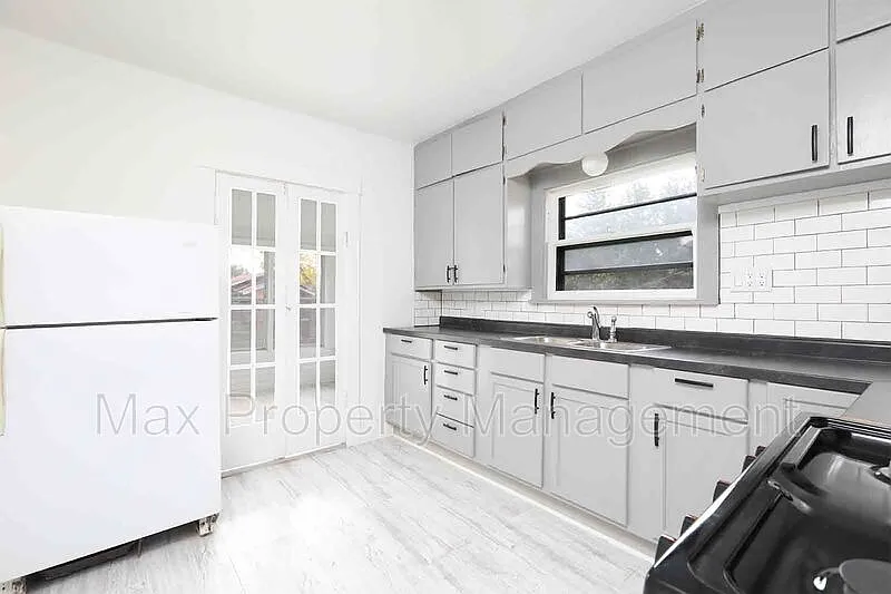 2 bed, 1.0 bath, 897 sqft, $950 — Photo 2