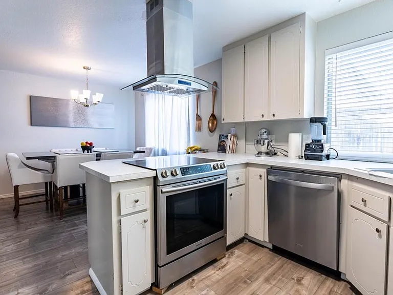 756 N Dogwood Pl — Photo 3