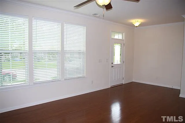 3 bed, 2.5 bath, 1800 sqft, $2,000 — Photo 3