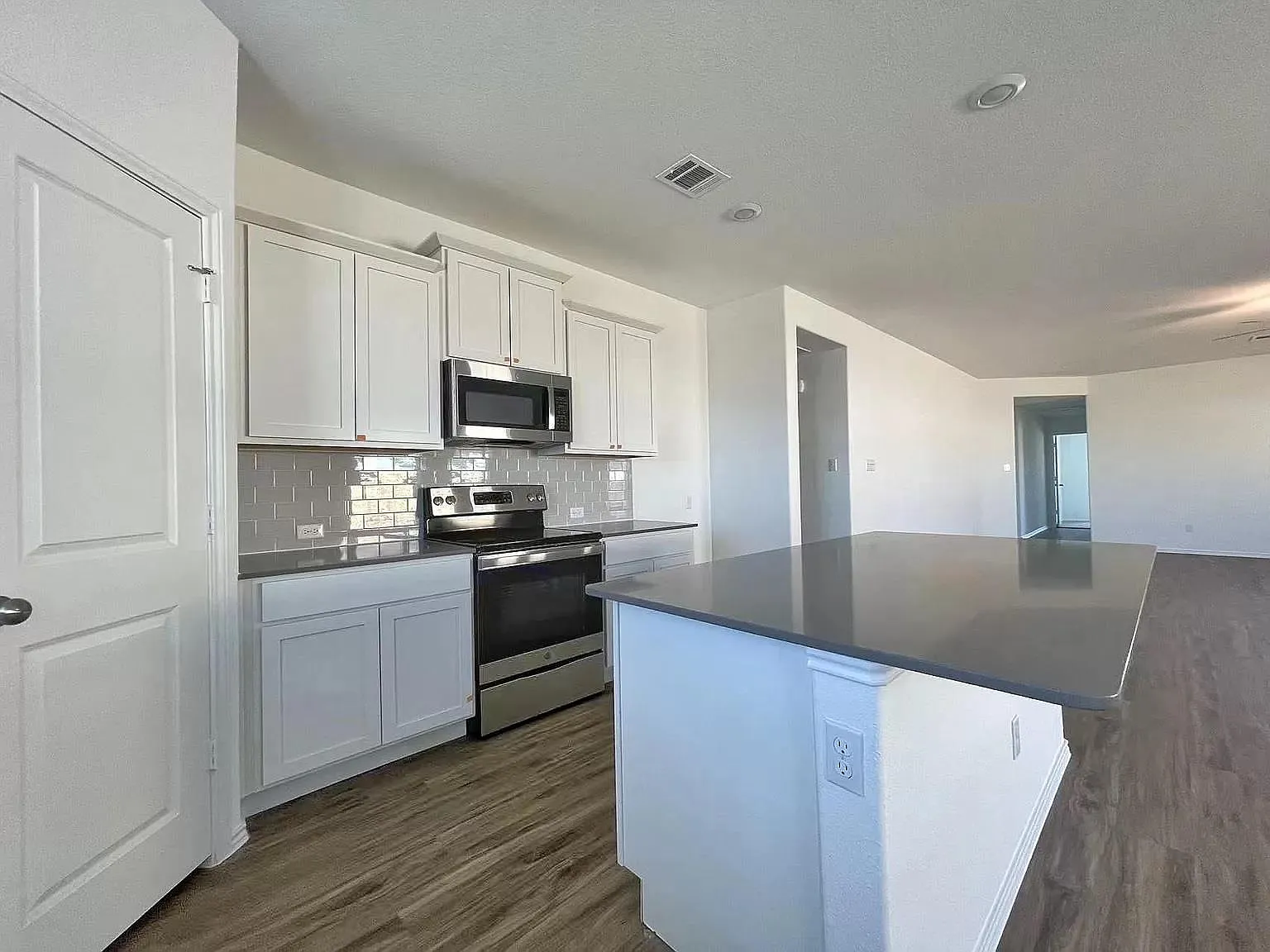4 bed, 2.0 bath, 2049 sqft, $2,075 — Photo 4
