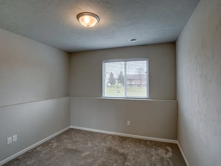 826 Thompson Dr — Photo 18