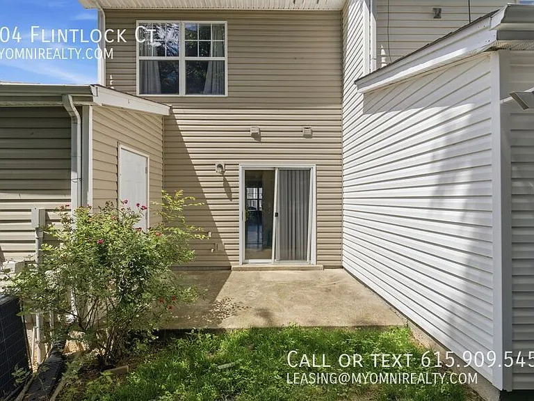 704 Courtney Ct — Photo 2