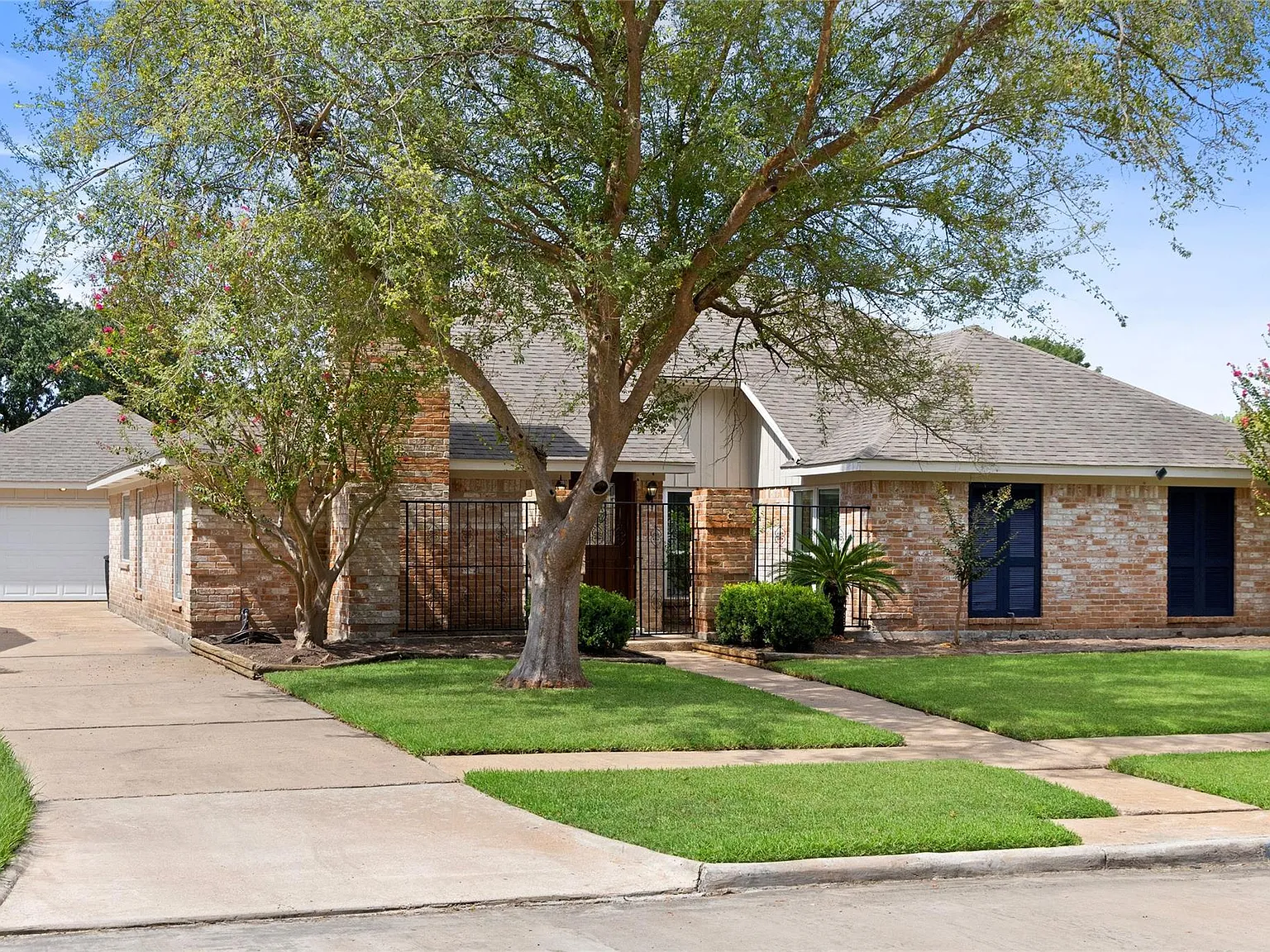 4 bed, 2.5 bath, 2304 sqft, $2,650 — Photo 1