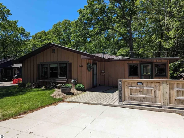 1032 S 11th St, Au Gres, MI 48703