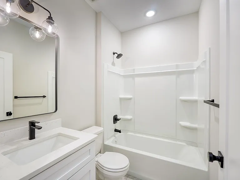 2nd upper level full bathroom