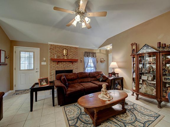 4th image of 105 Brownlee Ave
