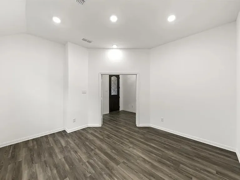 1825 Plymouth Dr — Photo 9