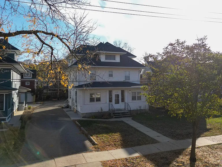 818 Center St W — Photo 13
