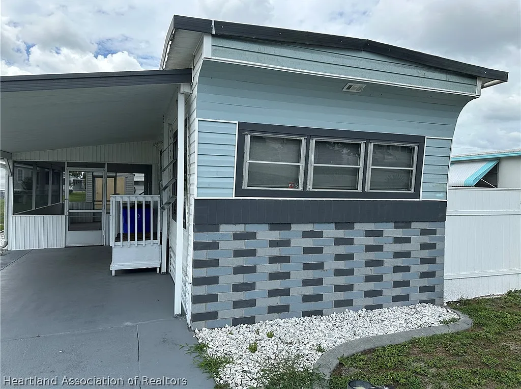 2 bed, 1.0 bath, 672 sqft, $900 — Photo 2