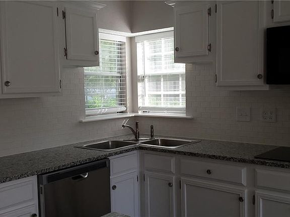 3rd image of 1422 Broadmoor Dr