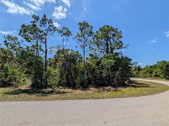 3rd image of 2515 Colony Cir