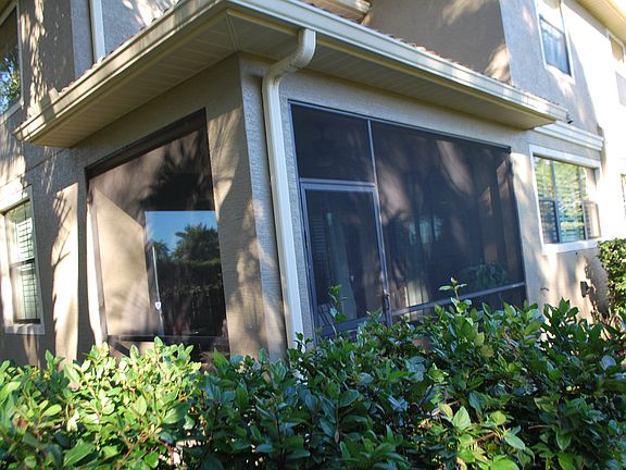 Corner screened lanai