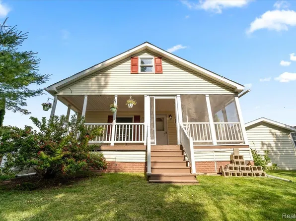 11054 Wood Run Cir, South Lyon, MI 48178