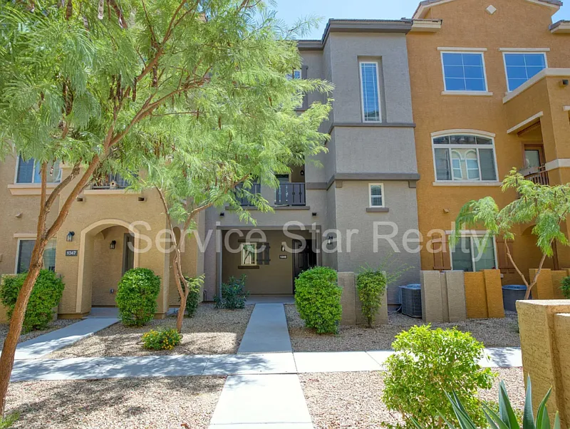 3 bed, 2.5 bath, 1221 sqft, $1,999 — Photo 1