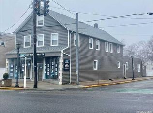 8 E John St FLOOR 1, Lindenhurst, NY 11757