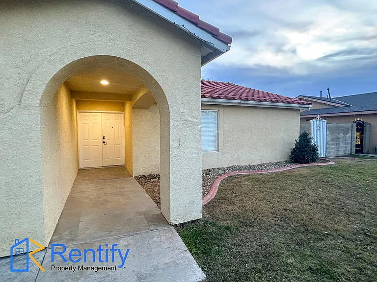 907 Ivy Trae Ln — Photo 3
