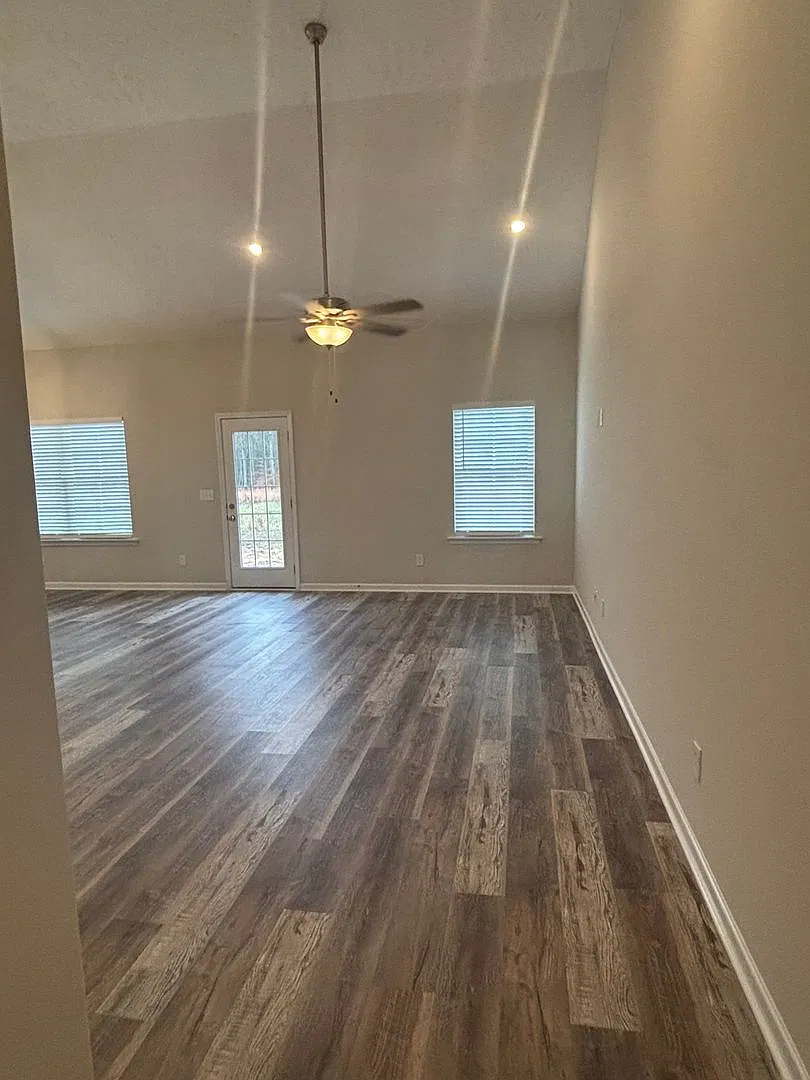 Beautiful 3 Bed 2 Bath Like New Home In Manchester — Photo 3