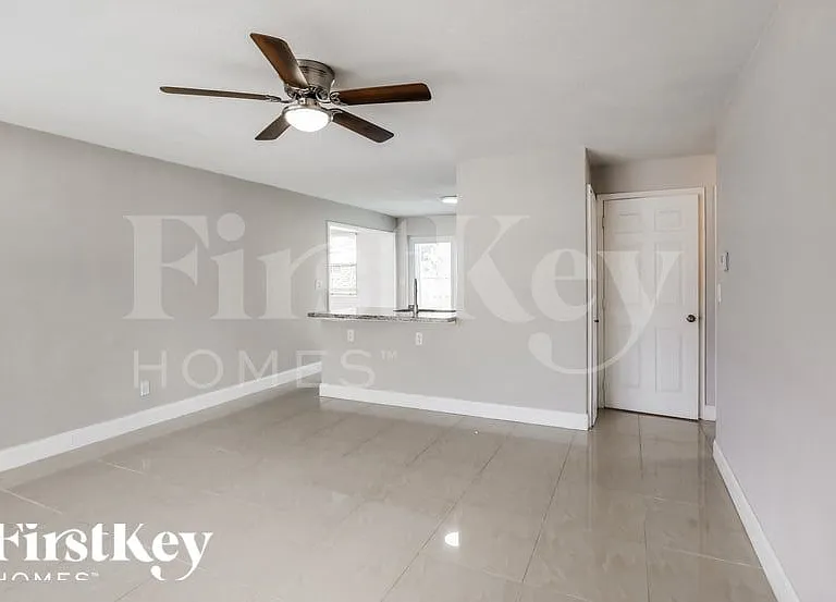 2550 NE 8th Ave — Photo 4