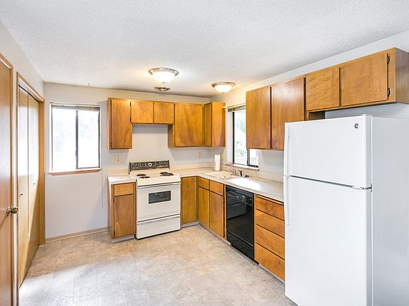3rd image of 239 NE Cedar Ave APT 4