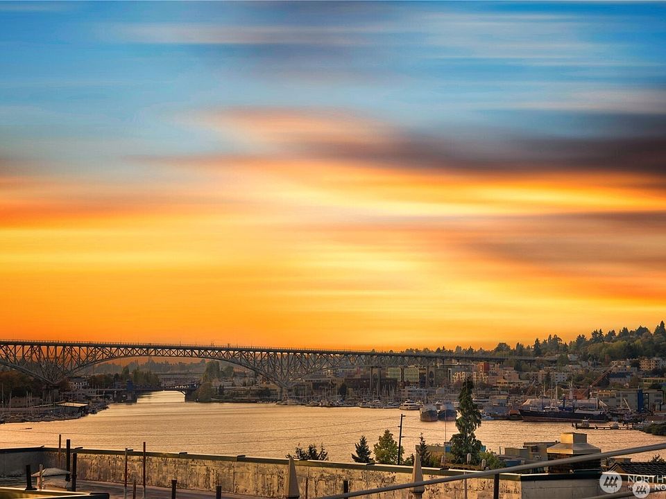 Western view of Gasworks Park & the Aurora bridge>