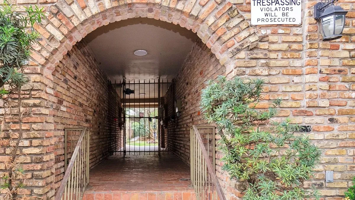 Photo 2 of 22 - 6401 Skyline Dr #38 - Houston, TX Building Photo - 6401 Skyline Dr #38