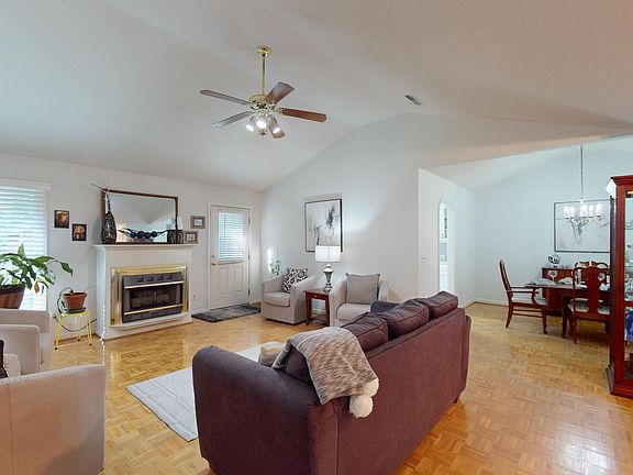 5th image of 986 Dover Cir