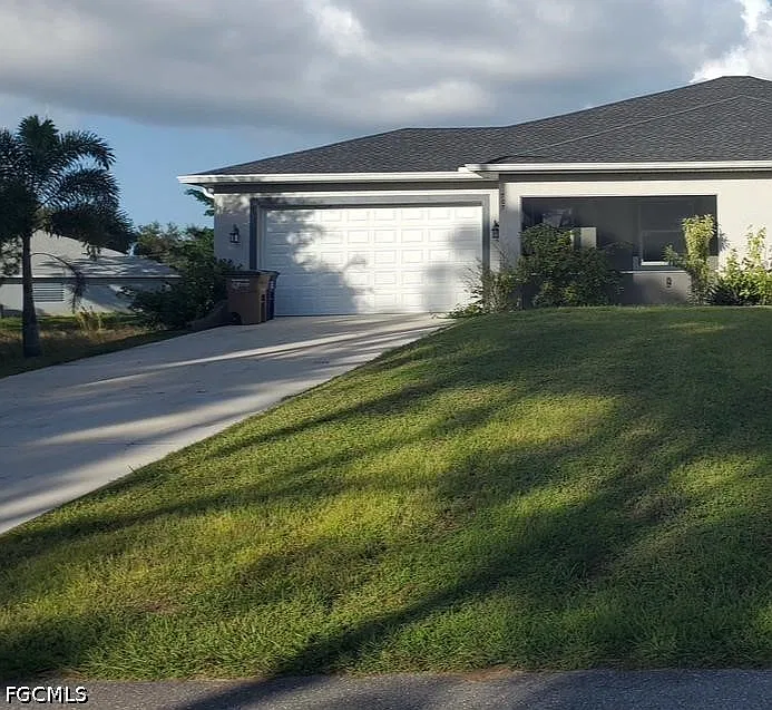 3 bed, 2.0 bath, 1300 sqft, $2,300 — Photo 2