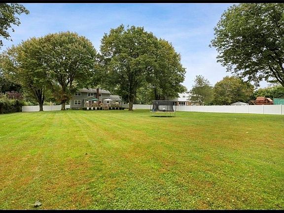 4th image of 240 Plainview Rd