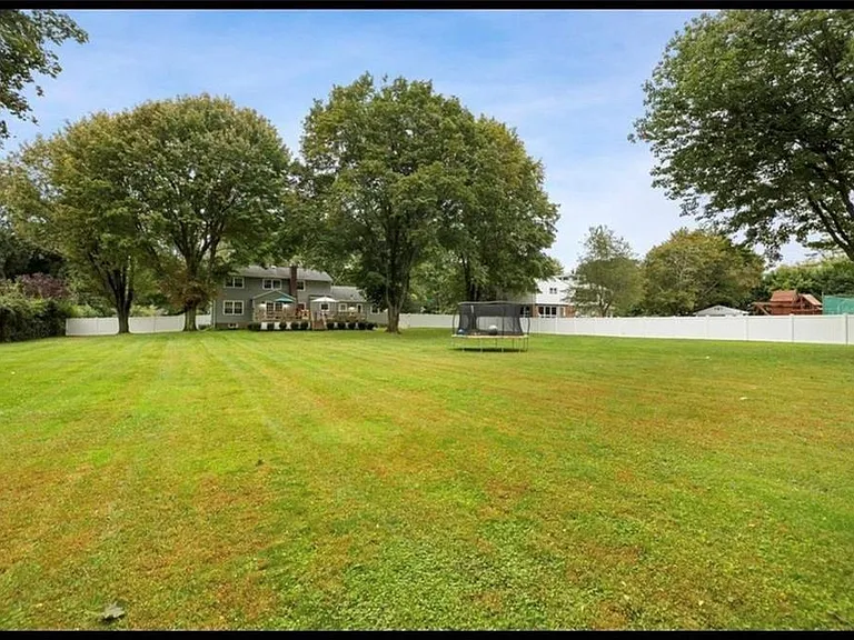 240 Plainview Rd — Photo 4