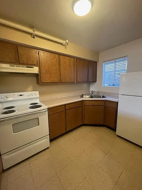 2 bed, 1.0 bath, 775 sqft, $1,300 — Photo 3