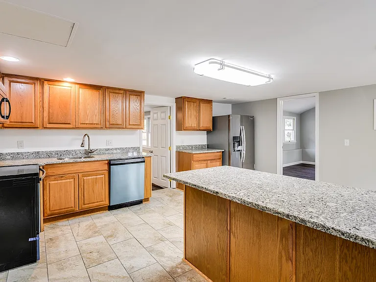 1086 Sun Valley Dr — Photo 2