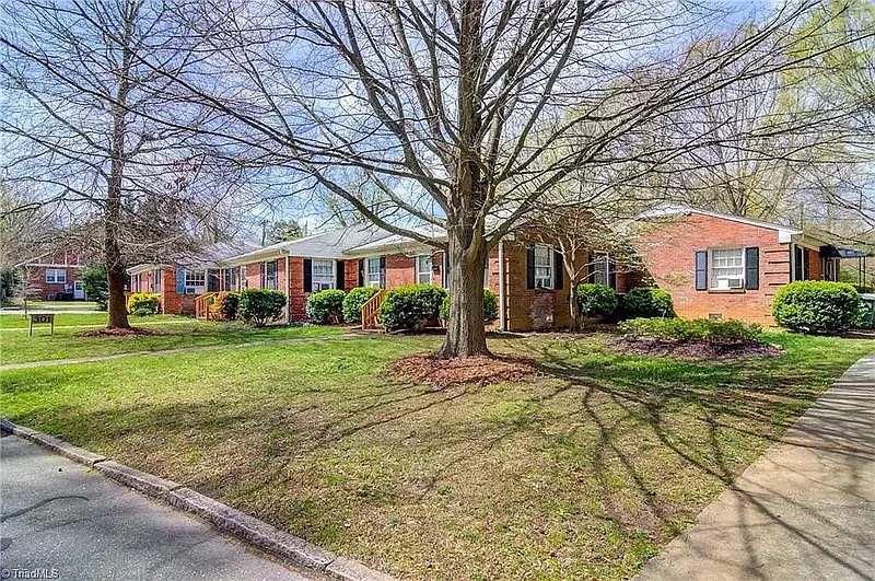 301 E Lake Dr — Photo 2